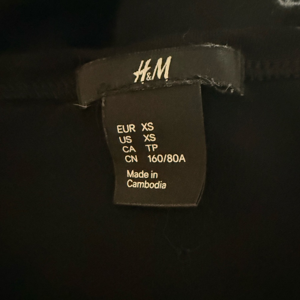 H&M Black Ruffle Sleeve Top - Picture 2 of 2